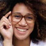 Femme avec des lunettes de vue